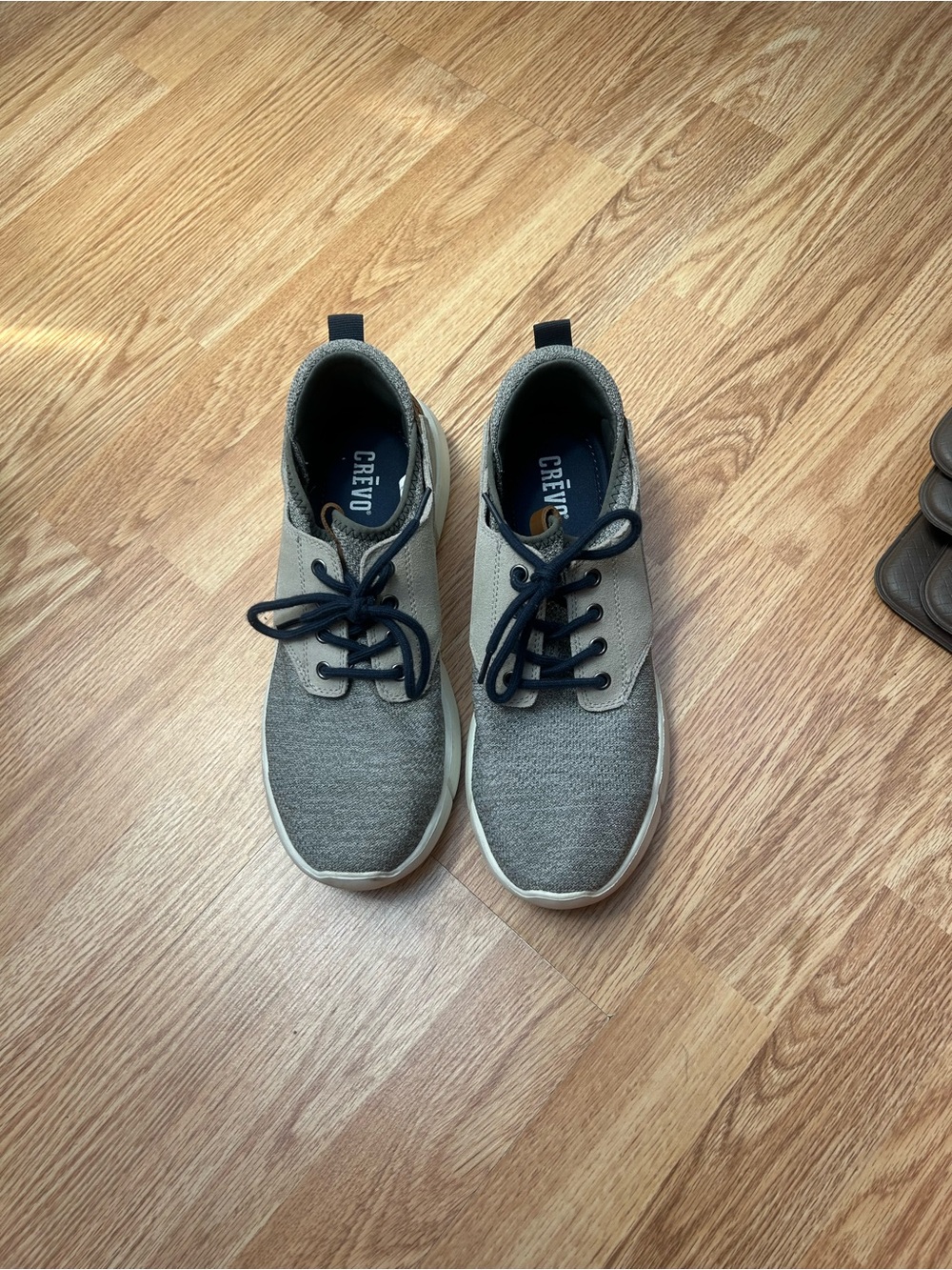 Crevo Men's Gray Knit Sneakers with Black Laces